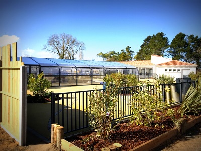 La piscine couverte du camping ouvert à l’année 