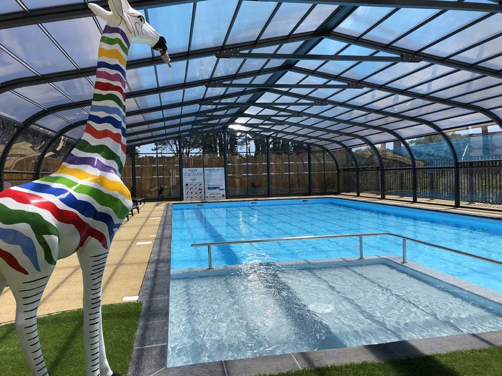 La piscine couverte du camping ouvert à l’année 