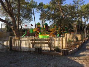 l'aire de jeux enfants du camping ouvert à l'année